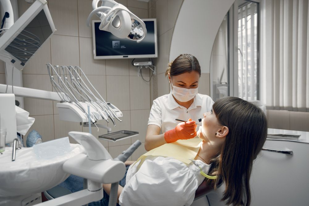 Tandläkare i Järfälla polerar, reparerar och städar tänderna